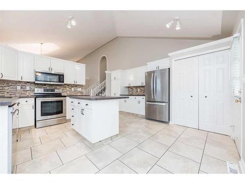 9326 Wedgewood Drive, Wedgewood, AB - Indoor Photo Showing Kitchen With Stainless Steel Kitchen With Upgraded Kitchen