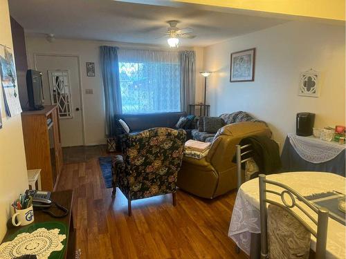 4912 52 Street, Grimshaw, AB - Indoor Photo Showing Living Room