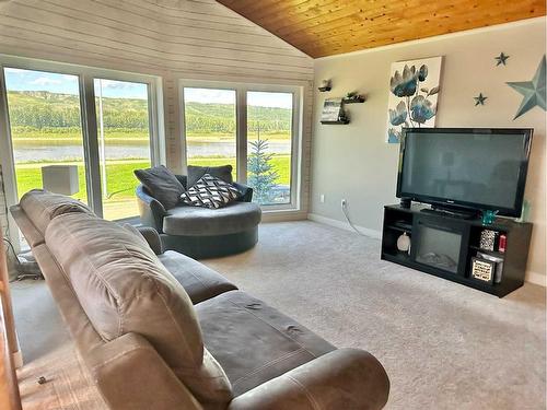 7209 96 Street, Peace River, AB - Indoor Photo Showing Living Room