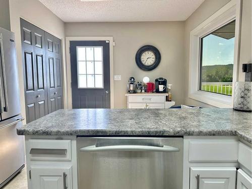 7209 96 Street, Peace River, AB - Indoor Photo Showing Kitchen With Upgraded Kitchen