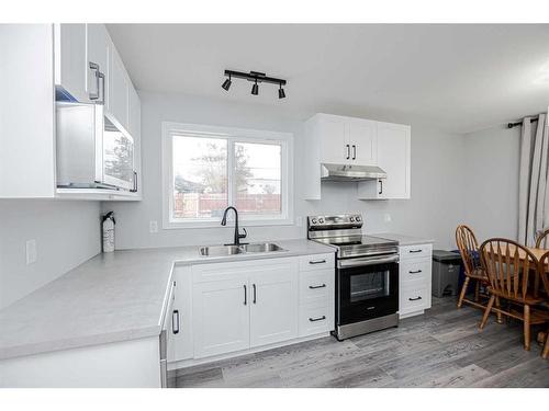 4901 51 Street, Valleyview, AB - Indoor Photo Showing Kitchen With Double Sink