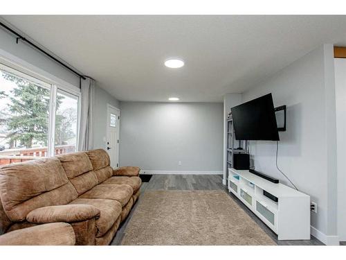 4901 51 Street, Valleyview, AB - Indoor Photo Showing Living Room