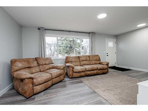 4901 51 Street, Valleyview, AB - Indoor Photo Showing Living Room