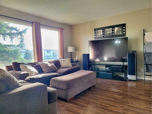 11806 94A Street, Grande Prairie, AB - Indoor Photo Showing Living Room