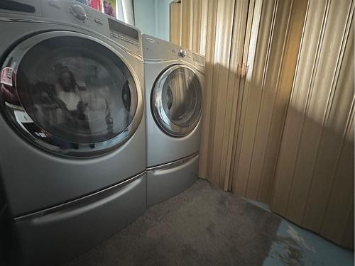 8126 95 Street, Peace River, AB - Indoor Photo Showing Laundry Room