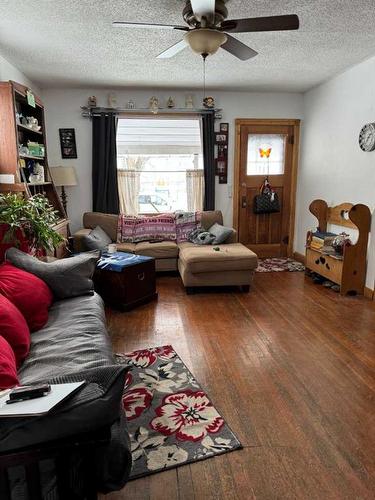 1018 5 Avenue, Beaverlodge, AB - Indoor Photo Showing Living Room