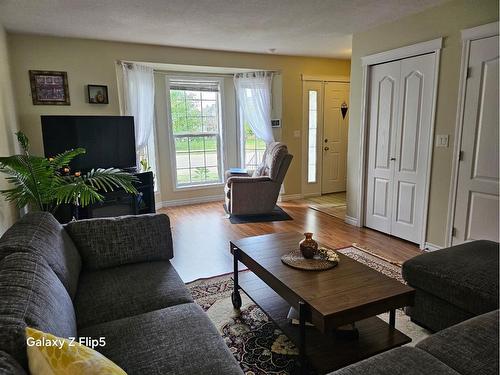 3 Pinnacle Boulevard, Grande Prairie, AB - Indoor Photo Showing Living Room