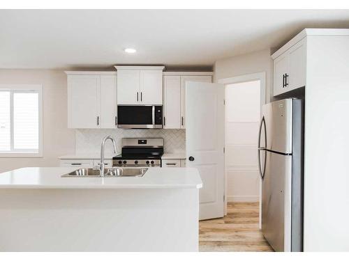 11445 95 Street, Clairmont, AB - Indoor Photo Showing Kitchen With Double Sink