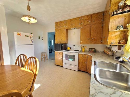 9814 95 Avenue, Peace River, AB - Indoor Photo Showing Kitchen With Double Sink