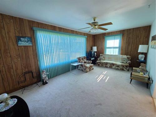 9814 95 Avenue, Peace River, AB - Indoor Photo Showing Bedroom