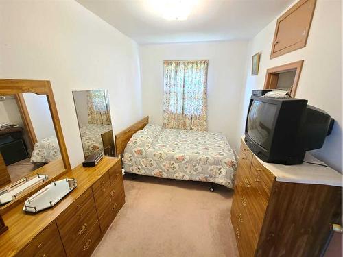 9814 95 Avenue, Peace River, AB - Indoor Photo Showing Bedroom