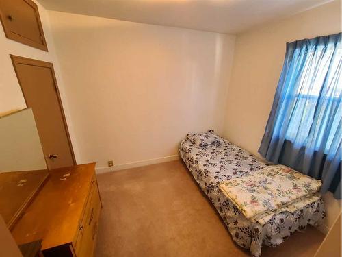 9814 95 Avenue, Peace River, AB - Indoor Photo Showing Bedroom