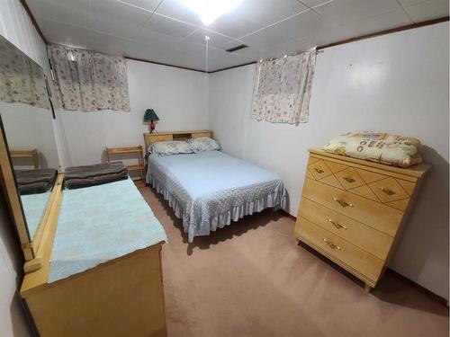 9814 95 Avenue, Peace River, AB - Indoor Photo Showing Bedroom