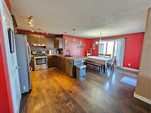 9539 92 Street, Wembley, AB - Indoor Photo Showing Kitchen With Stainless Steel Kitchen