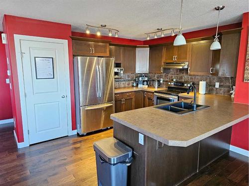 9539 92 Street, Wembley, AB - Indoor Photo Showing Kitchen With Stainless Steel Kitchen With Double Sink With Upgraded Kitchen