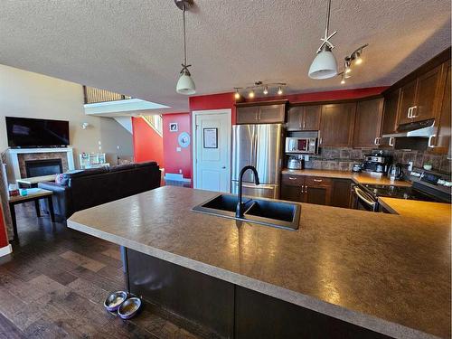 9539 92 Street, Wembley, AB - Indoor Photo Showing Kitchen With Stainless Steel Kitchen With Double Sink With Upgraded Kitchen