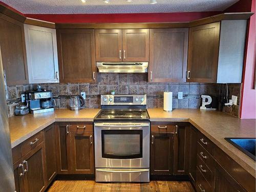 9539 92 Street, Wembley, AB - Indoor Photo Showing Kitchen