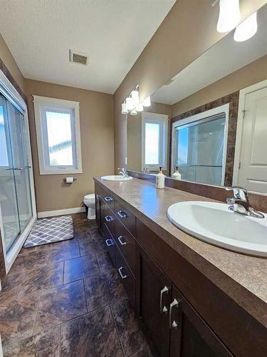 9539 92 Street, Wembley, AB - Indoor Photo Showing Bathroom