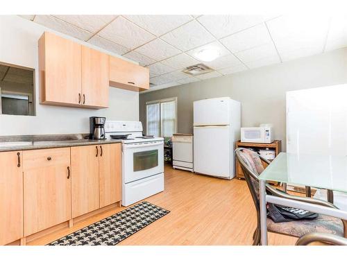 9905 99 Avenue, Sexsmith, AB - Indoor Photo Showing Kitchen