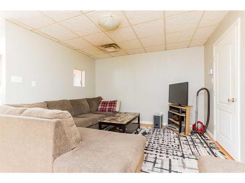 9905 99 Avenue, Sexsmith, AB - Indoor Photo Showing Living Room