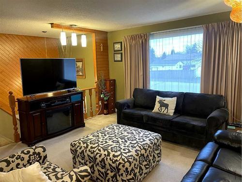 4706 55 Street, Grimshaw, AB - Indoor Photo Showing Living Room