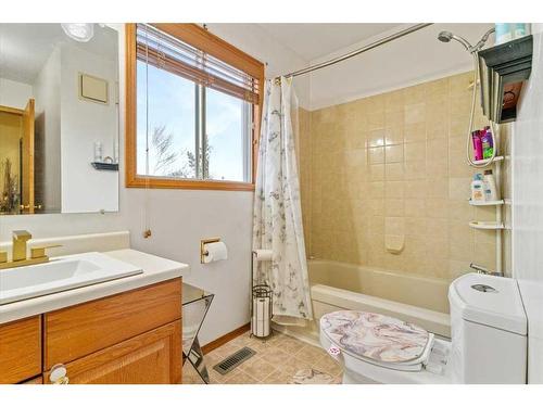 7833 Mission Heights Drive, Grande Prairie, AB - Indoor Photo Showing Bathroom