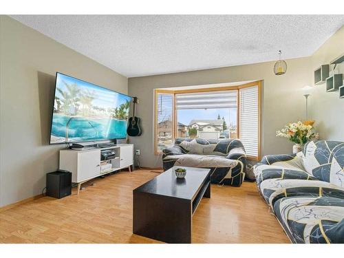 7833 Mission Heights Drive, Grande Prairie, AB - Indoor Photo Showing Living Room