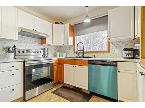 7833 Mission Heights Drive, Grande Prairie, AB - Indoor Photo Showing Kitchen