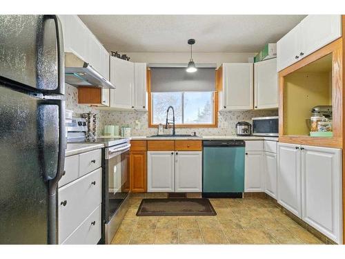 7833 Mission Heights Drive, Grande Prairie, AB - Indoor Photo Showing Kitchen