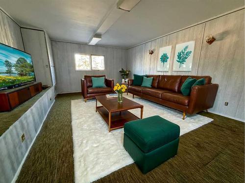 5015 46 Street, Valleyview, AB - Indoor Photo Showing Living Room