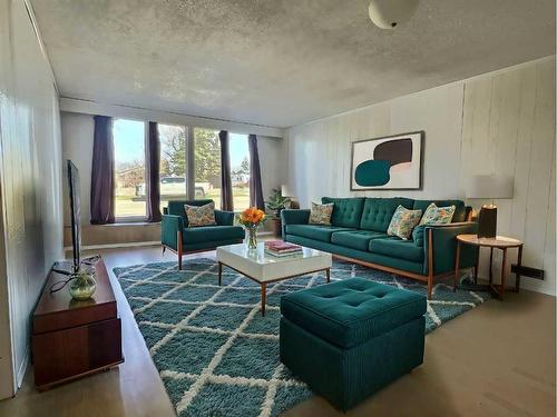 5015 46 Street, Valleyview, AB - Indoor Photo Showing Living Room