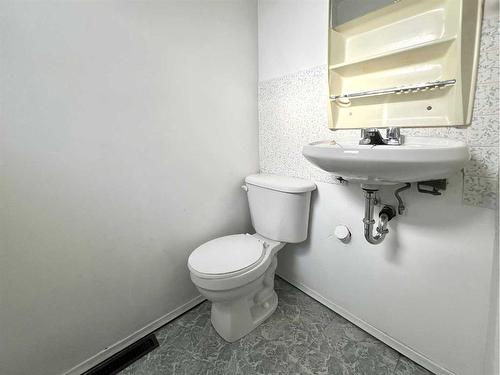 5015 46 Street, Valleyview, AB - Indoor Photo Showing Bathroom