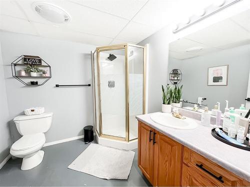 513 1St B Street Sw, Falher, AB - Indoor Photo Showing Bathroom