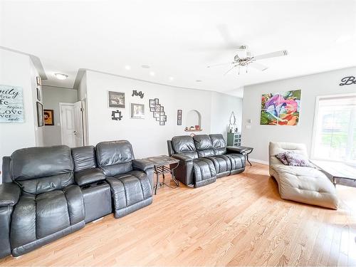 513 1St B Street Sw, Falher, AB - Indoor Photo Showing Living Room