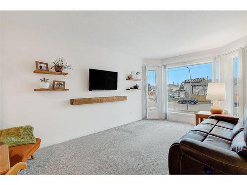 9514 91 Street, Grande Prairie, AB - Indoor Photo Showing Living Room