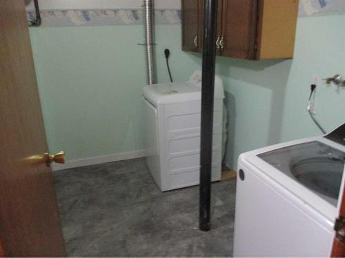 420 3Rd Street Ne, Manning, AB - Indoor Photo Showing Laundry Room