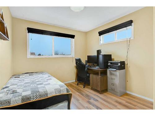 9212 94 Avenue, Grande Prairie, AB - Indoor Photo Showing Bedroom