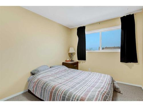 9212 94 Avenue, Grande Prairie, AB - Indoor Photo Showing Bedroom