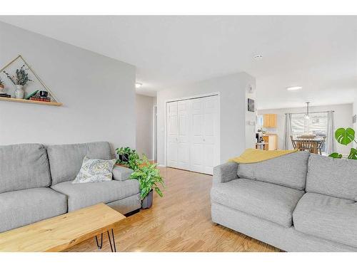 9212 94 Avenue, Grande Prairie, AB - Indoor Photo Showing Living Room