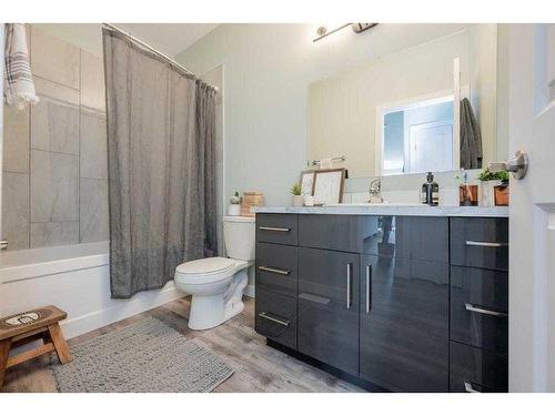 A/B-9067 80 Avenue, Grande Prairie, AB - Indoor Photo Showing Bathroom