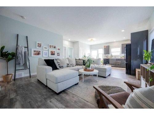 A/B-9067 80 Avenue, Grande Prairie, AB - Indoor Photo Showing Living Room