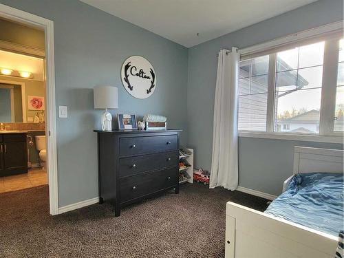 8542 69 Avenue, Grande Prairie, AB - Indoor Photo Showing Bedroom