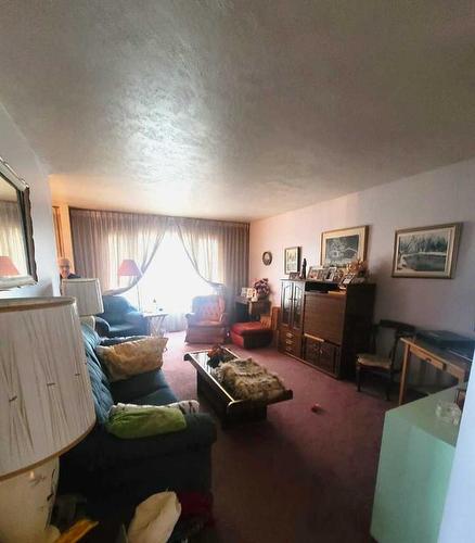 5832-59 Avenue, High Prairie, AB - Indoor Photo Showing Living Room