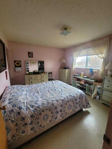 5832-59 Avenue, High Prairie, AB - Indoor Photo Showing Bedroom