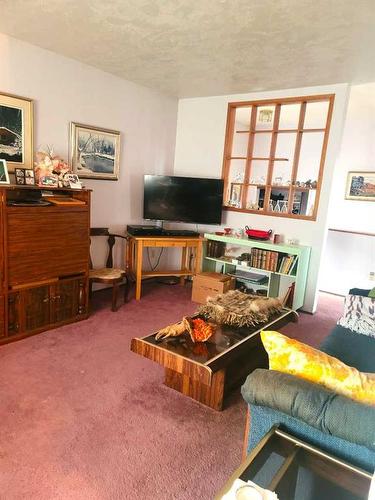 5832-59 Avenue, High Prairie, AB - Indoor Photo Showing Living Room