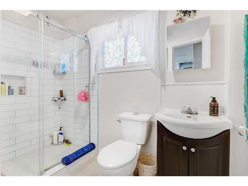 9808 108 Avenue, Grande Prairie, AB - Indoor Photo Showing Bathroom