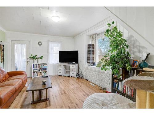 9808 108 Avenue, Grande Prairie, AB - Indoor Photo Showing Living Room