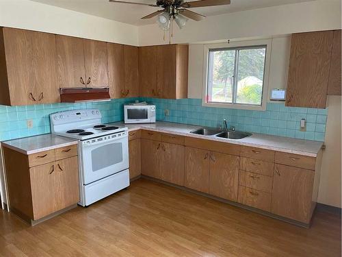 10601 110 Street, Fairview, AB - Indoor Photo Showing Kitchen With Double Sink