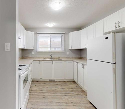 9413 125 Avenue, Grande Prairie, AB - Indoor Photo Showing Kitchen With Double Sink