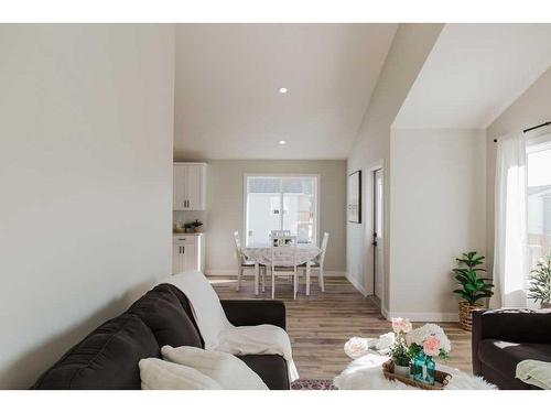 9507 114 Avenue, Clairmont, AB - Indoor Photo Showing Living Room